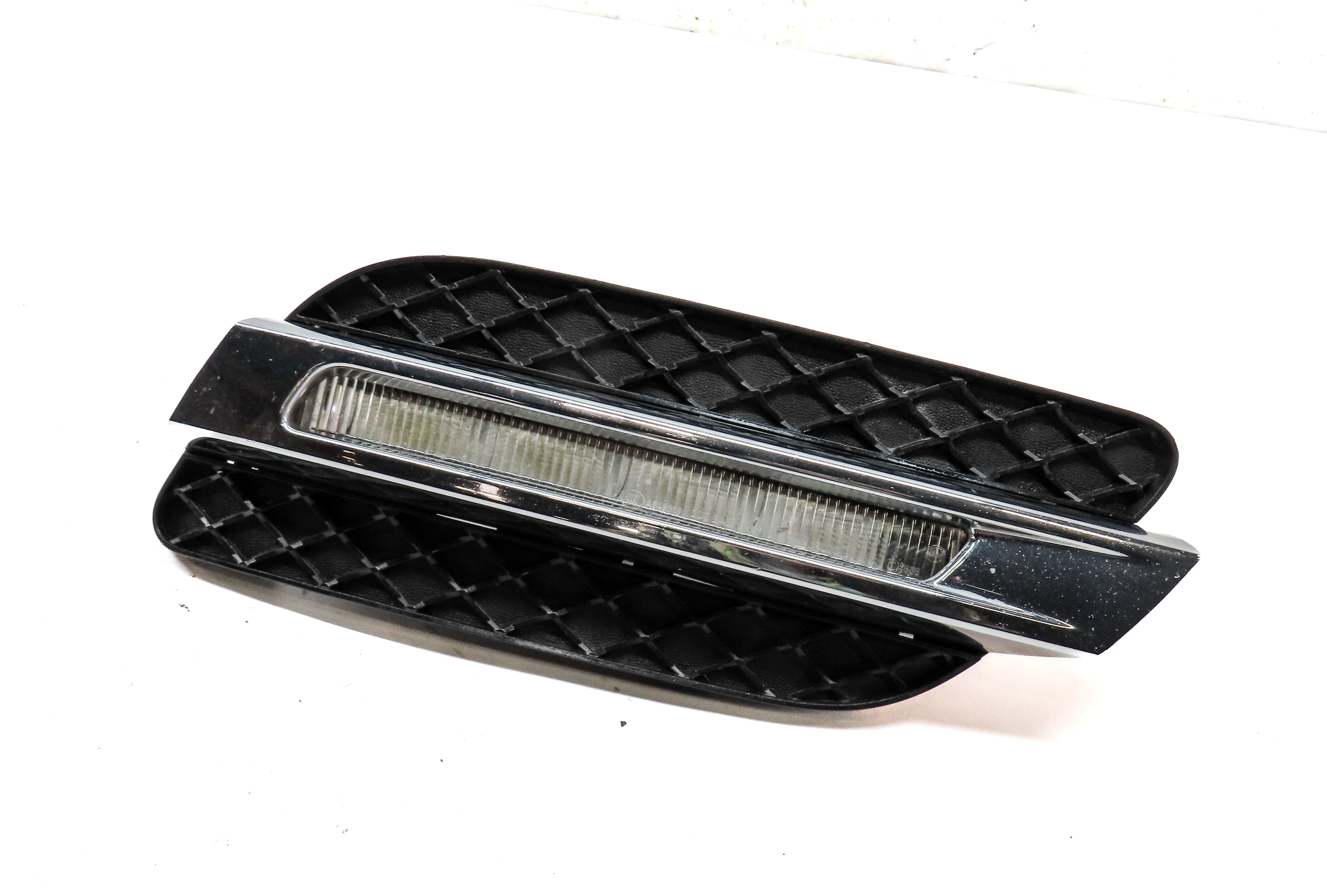 2012 MERCEDES ML (W166) FRONT RIGHT PASSENGER DRL FOGLIGHT LIGHT LAMP w/ TRIM — exact item pictured